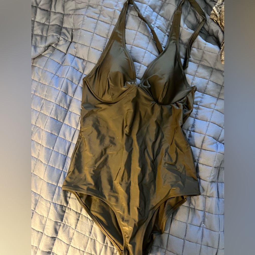 Black old navy halter swim suit. XXL with tags
